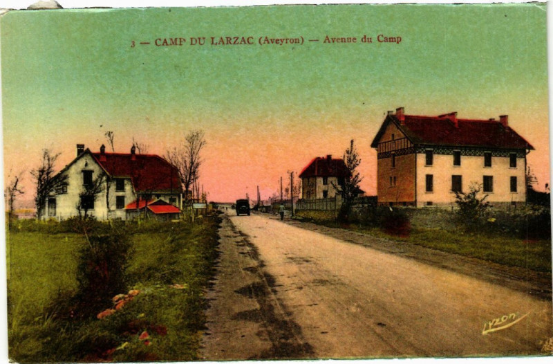 Carte postale ancienne Camp du Larzac - Avenue du Camp