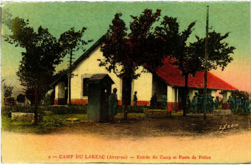 Carte postale ancienne Camp du Larzac - Entree du Camp et Poste de Police