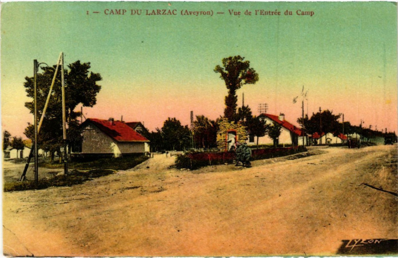 Carte postale ancienne Camp du Larzac - Vue de l'Entree du Camp