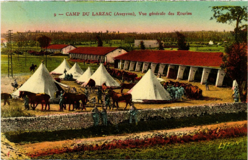Carte postale ancienne Camp du Larzac - Vue générale des Ecuries
