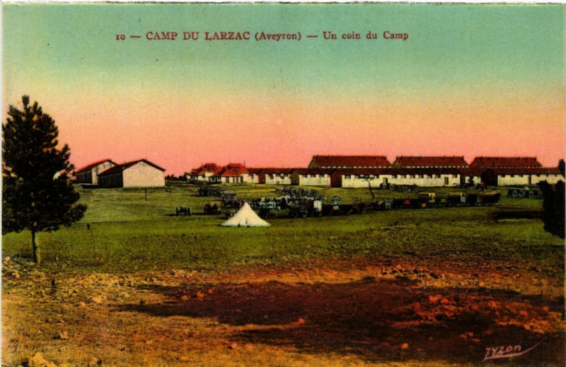Carte postale ancienne Camp du Larzac - Un coin du Camp