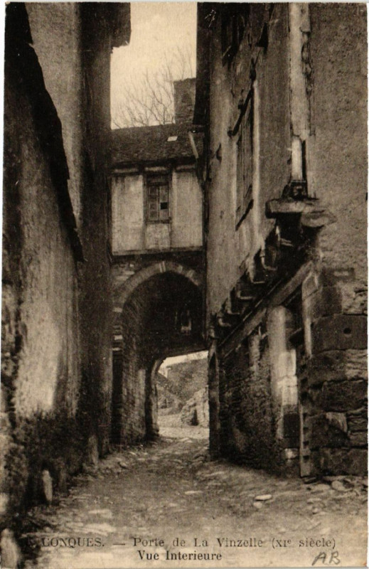 Carte postale ancienne Conques - Porte de la Vinzelle