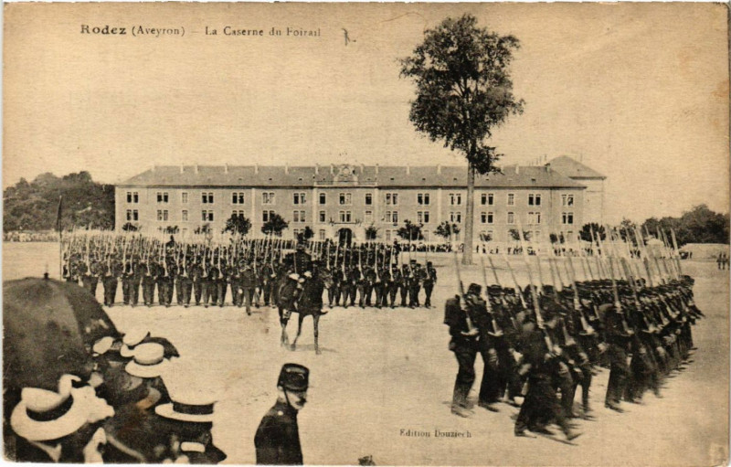 Carte postale ancienne Rodez - La Caserne du Foirail à Rodez