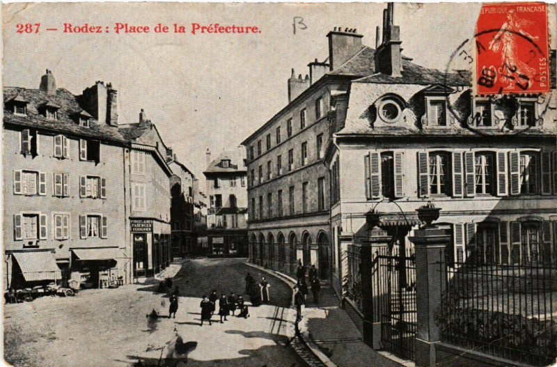 Carte postale ancienne Rodez - Place de la Prefecture à Rodez