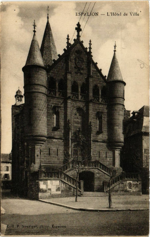 Carte postale ancienne Espalion - L'Hotel de Ville à Espalion