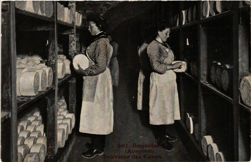 Carte postale ancienne Roquefort - Interieur des Caves