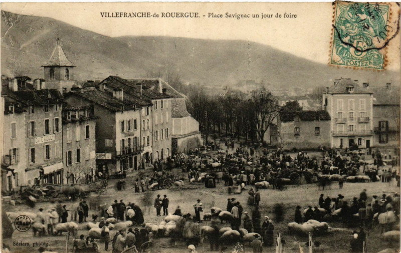 Carte postale ancienne Villefranche-de-Rouergue - Place Savignac un jour de foire à Villefranche-de-Rouergue