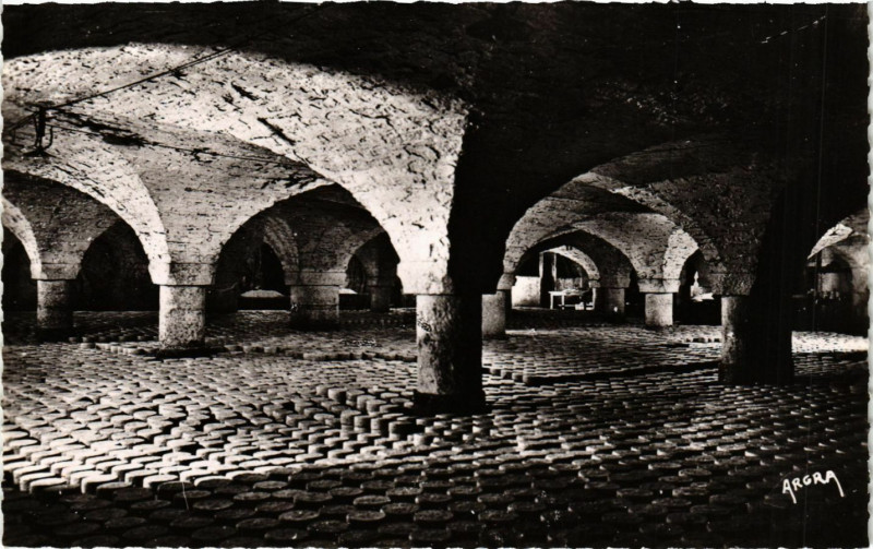 Carte postale ancienne Roquefort - Fabrication du fromage de Roquefort