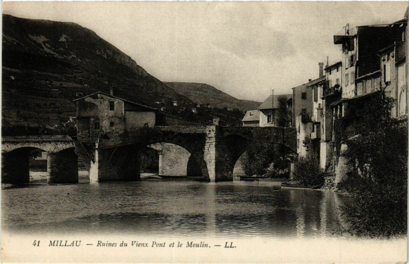 Carte postale ancienne Millau - Ruines du Vieux Pont et le Moulin à Millau