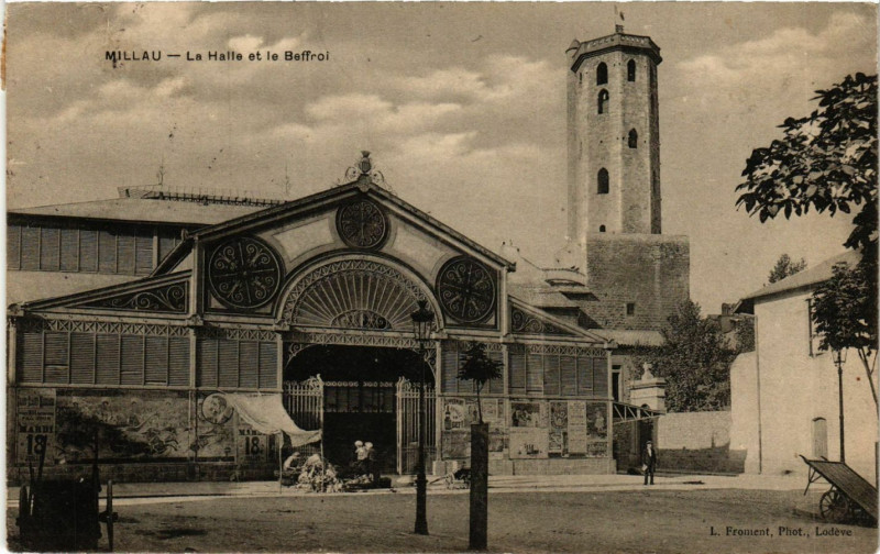 Carte postale ancienne Millau - La Halle et le Beffroi à Millau