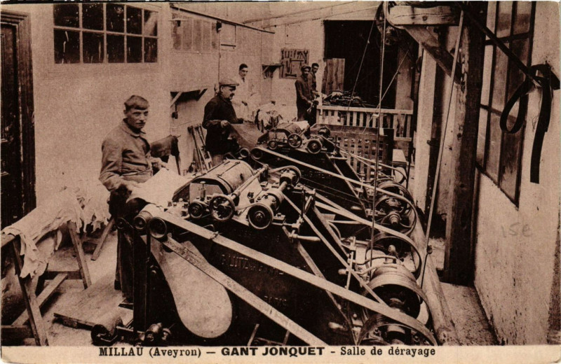 Carte postale ancienne Millau - Gant Jonquet - Salle de derayage à Millau