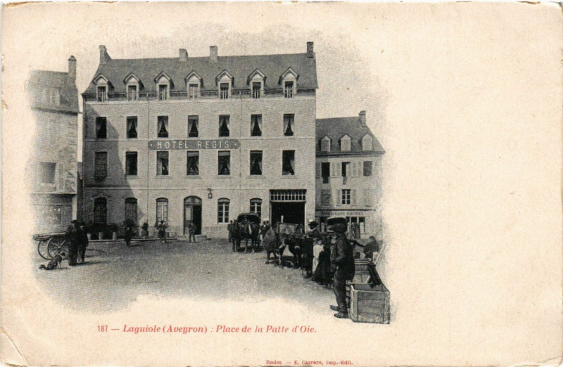 Carte postale ancienne Laguiole - Place de la Patte d'oie à Laguiole