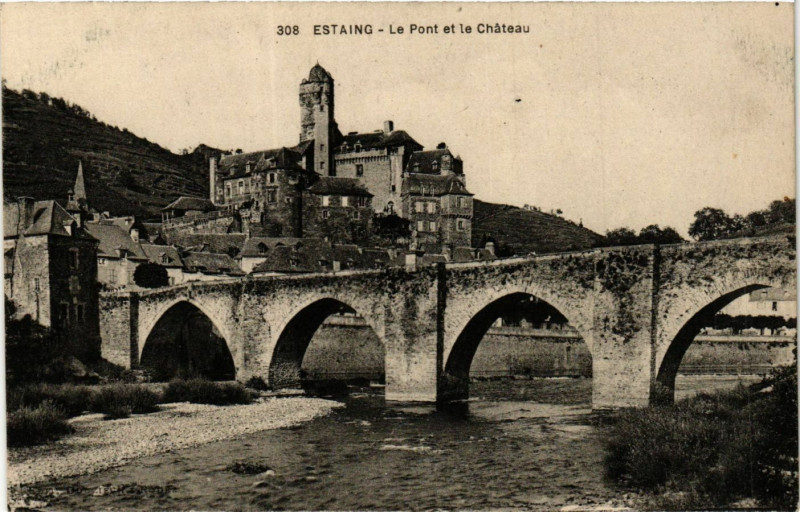 Carte postale ancienne Estaing - Le Pont et le Chateau à Estaing