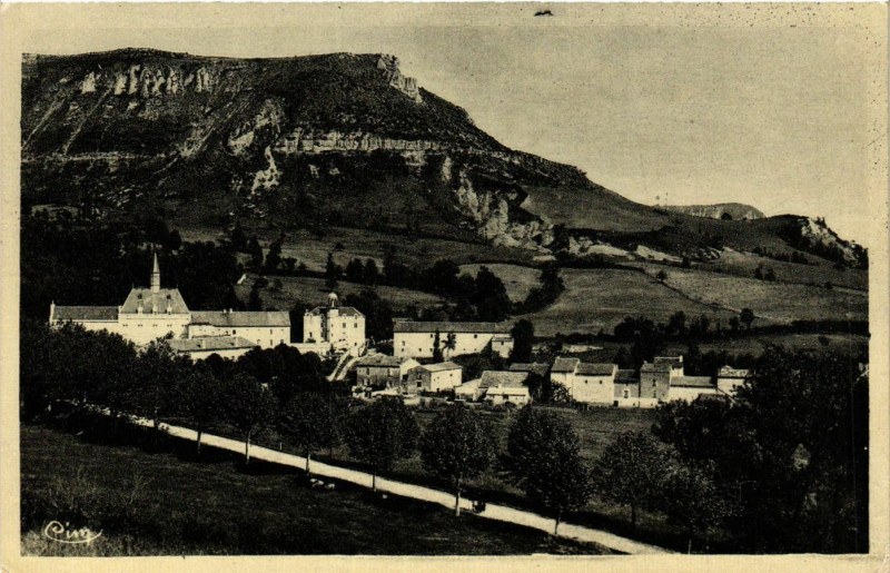 Carte postale ancienne Tournemire - Avenue du Couvent à Tournemire