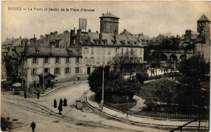 Carte postale ancienne Rodez - La Poste et Jardin de la Place d'Armes à Rodez