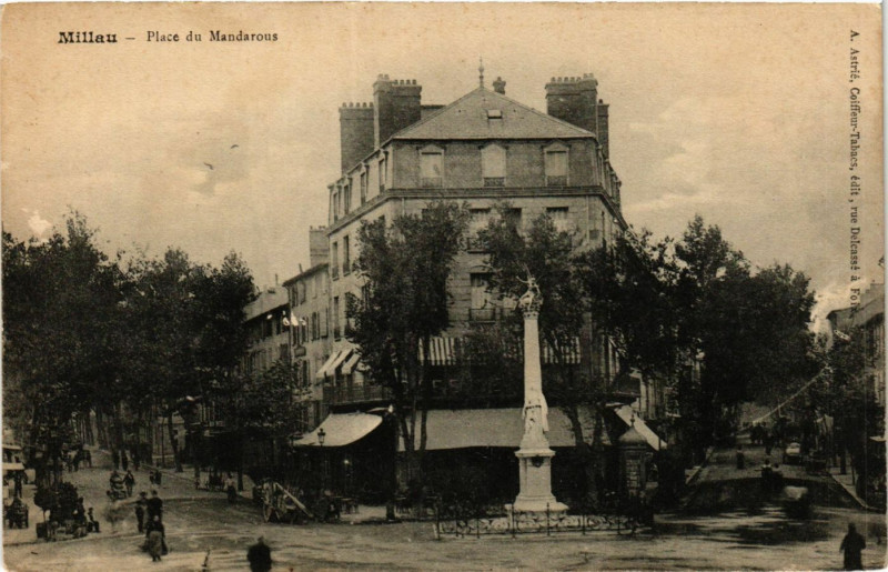 Carte postale ancienne Millau - Place du Mandarous à Millau