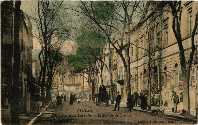 Carte postale ancienne Millau - Boulevard de Layrolle - Le Palais de Justice à Millau