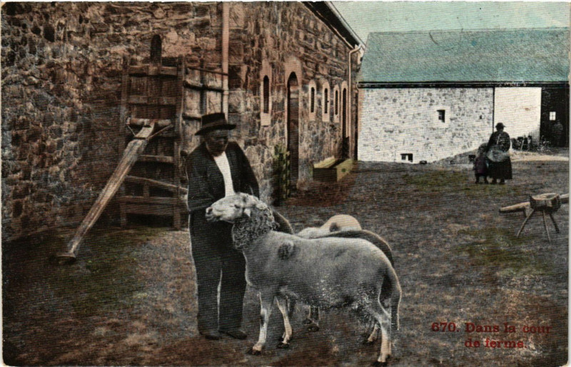 Carte postale ancienne Dans la cour de ferme