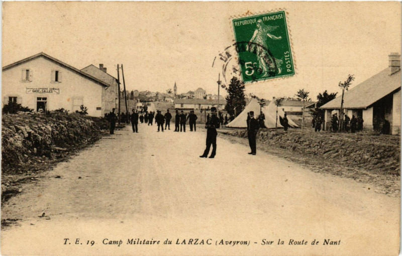 Carte postale ancienne Camp Militaire du Larzac - Sur la Route de Nant à Nant