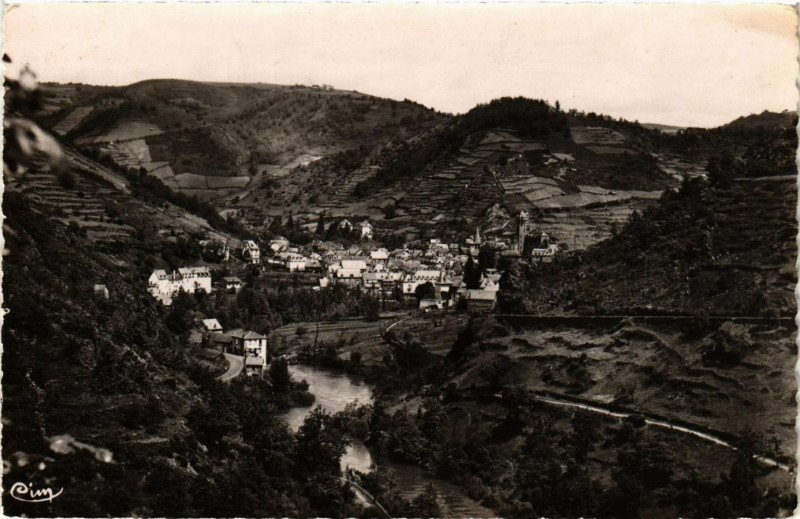 Carte postale ancienne Estaing - Vue générale à Estaing