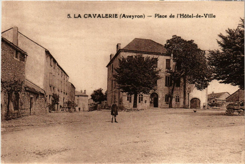 Carte postale ancienne La Cavalerie - Place de l'Hotel-de-Ville à La Cavalerie