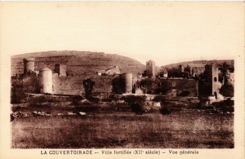 Carte postale ancienne La Couvertoirade - Ville fortifiée (Xii s.) - Vue générale à La Couvertoirade