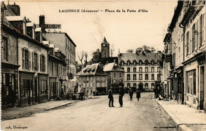 Carte postale ancienne Laguiole - Place de la Patte d'Oie à Laguiole