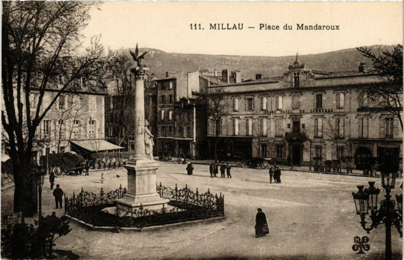 Carte postale ancienne Millau - Place du Mandaroux à Millau
