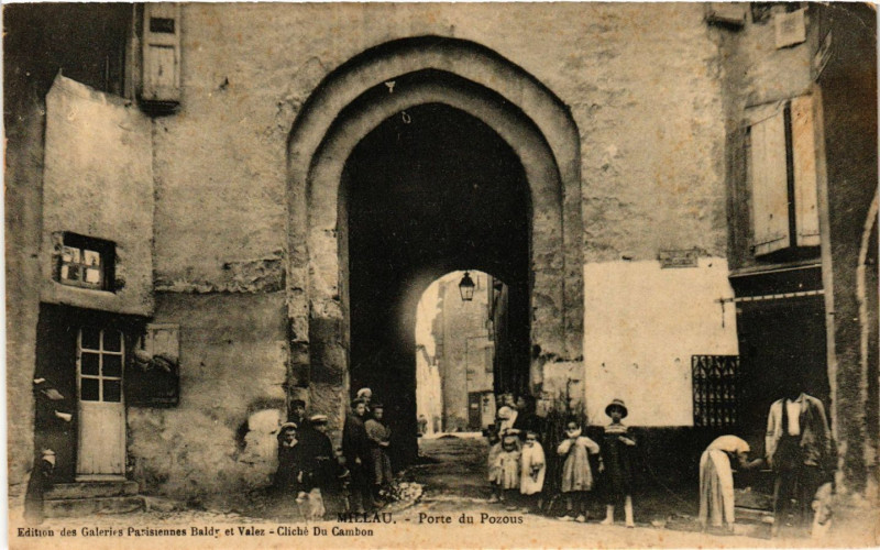 Carte postale ancienne Millau - Porte du Pozous à Millau
