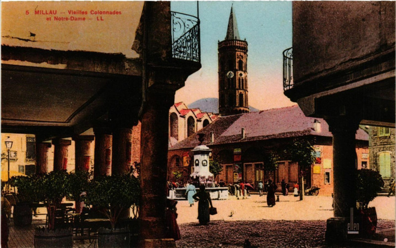 Carte postale ancienne Millau - Vieilles Colonnades et Notre-Dame à Millau