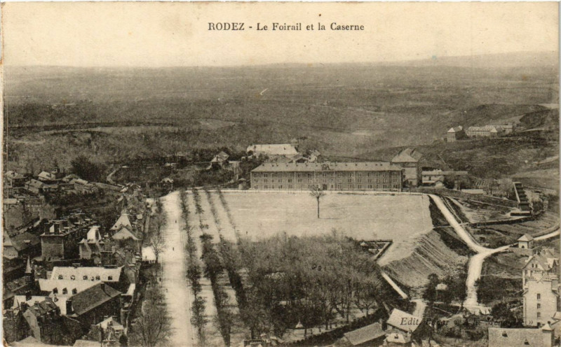 Carte postale ancienne Rodez - Le Foirail et la Caserne à Rodez