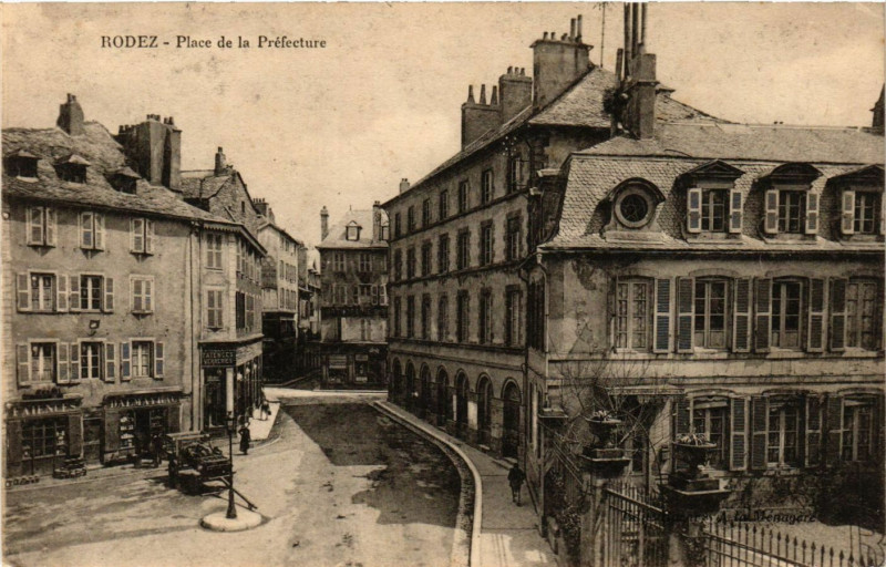 Carte postale ancienne Rodez - Place de la Préfecture à Rodez