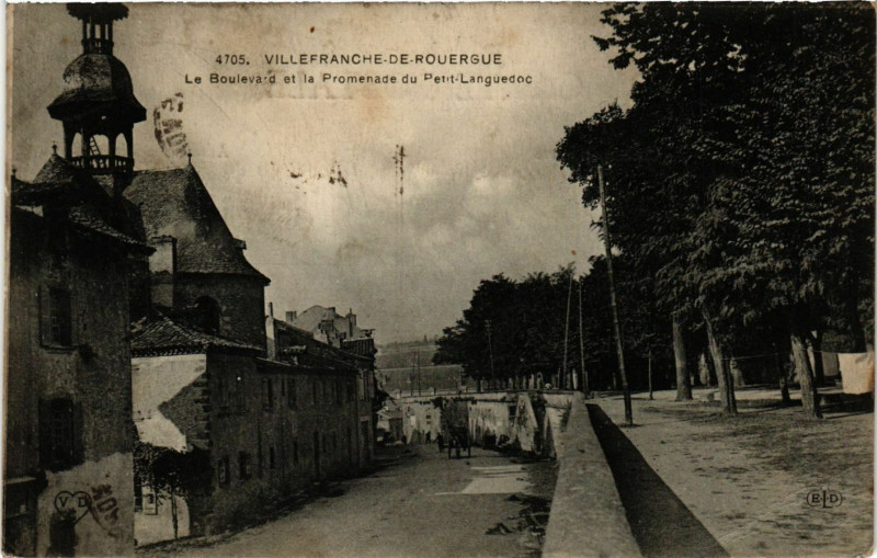 Carte postale ancienne Villefranche-de-Rouergue - La Boulevard et la Promenade du Pent... à Villefranche-de-Rouergue