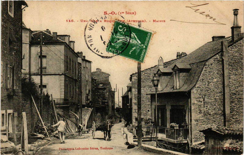 Carte postale ancienne S.-O - Une Rue a Roqui. - Mairie