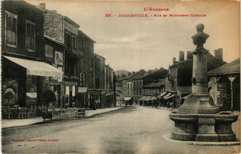 Carte postale ancienne Decazeville-Rue et Monument Cayrade à Decazeville