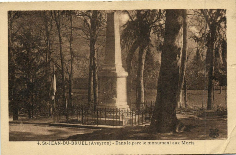 Carte postale ancienne Saint-Jean-du - Bruel - Dans le parc le monument aux Morts à Saint-Jean-du-Bruel