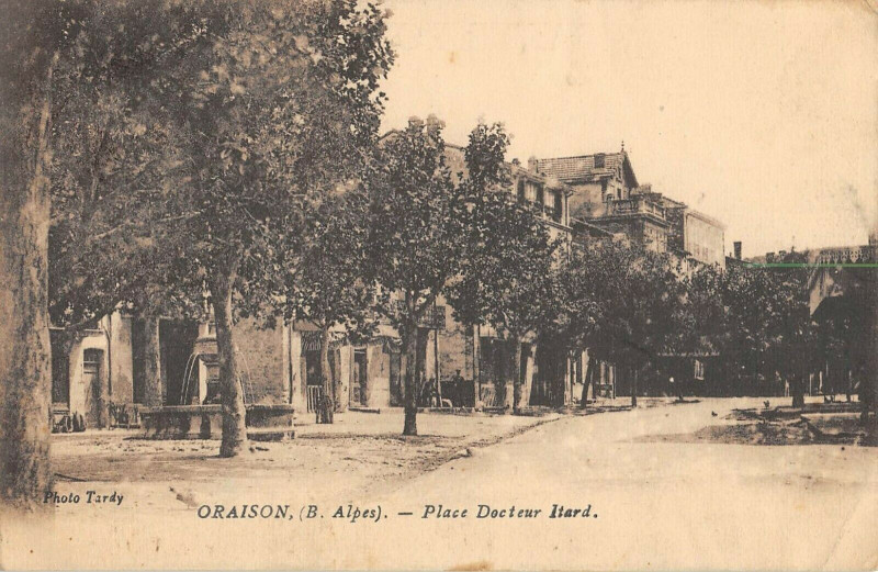Carte postale ancienne Oraison Place Docteur Itard à Oraison