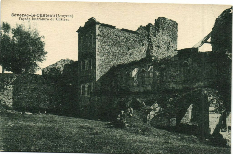 Carte postale ancienne Severac-le-Chateau - Facade intérieure du Chateau
