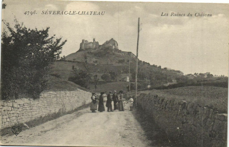Carte postale ancienne Severac-le-Chateau - Les Ruines du Chateau