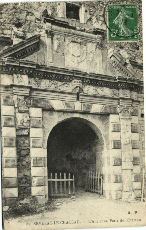 Carte postale ancienne Severac-le-Chateau - L'Ancienne Porte du Chateau