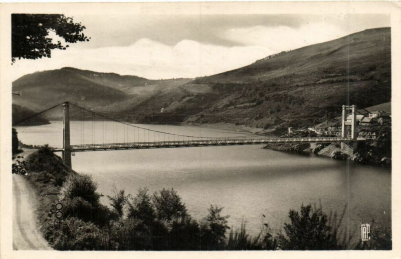 Carte postale ancienne Lac de Sarrans - Le Pont de Tréboul