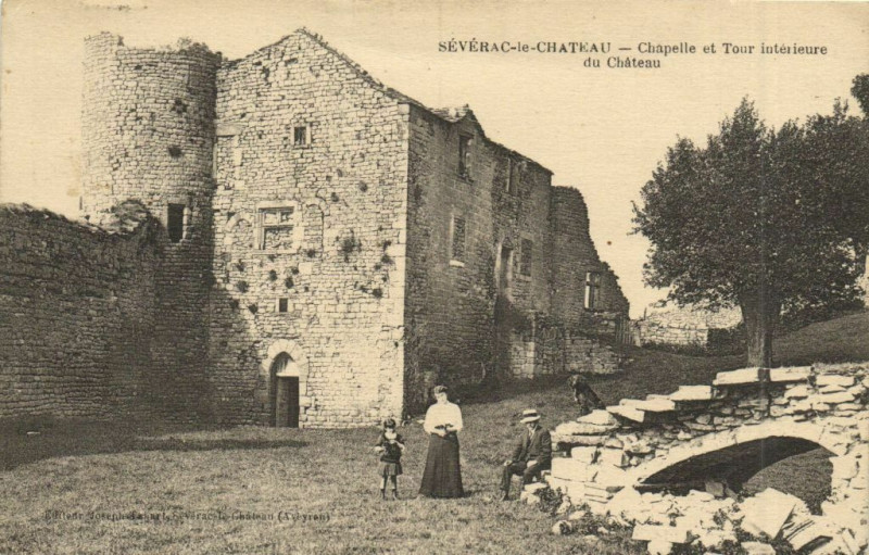Carte postale ancienne Severac-le-Chateau - Chapelle et Tour interieure du Chateau