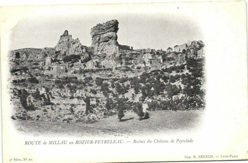 Carte postale ancienne Route de Millau au Rozier-Peyreleau- Ruines du Chateau de Peyrelade à Millau