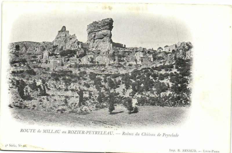 Carte postale ancienne Route de Millau au Rozier-Peyreleau- Ruines du Chateau de Peyrelade à Millau