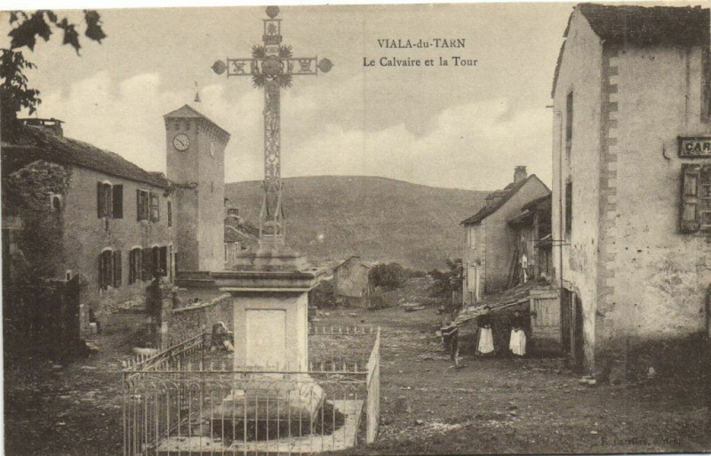 Carte postale ancienne Viaila-du-Tarn - Le Calvaire et la Tour