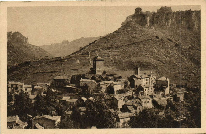 Carte postale ancienne Peyreleau et le Rocher de Capluc à Peyreleau