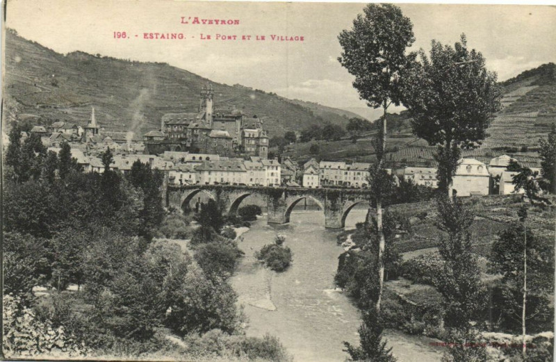 Carte postale ancienne Estaing - Le Pont et le Village à Estaing