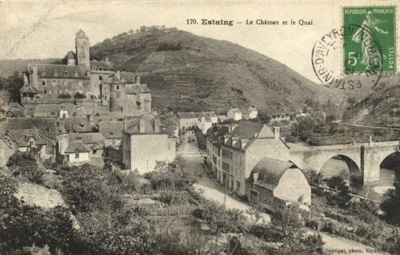 Carte postale ancienne Estaing - Le Chateau et le Quai à Estaing