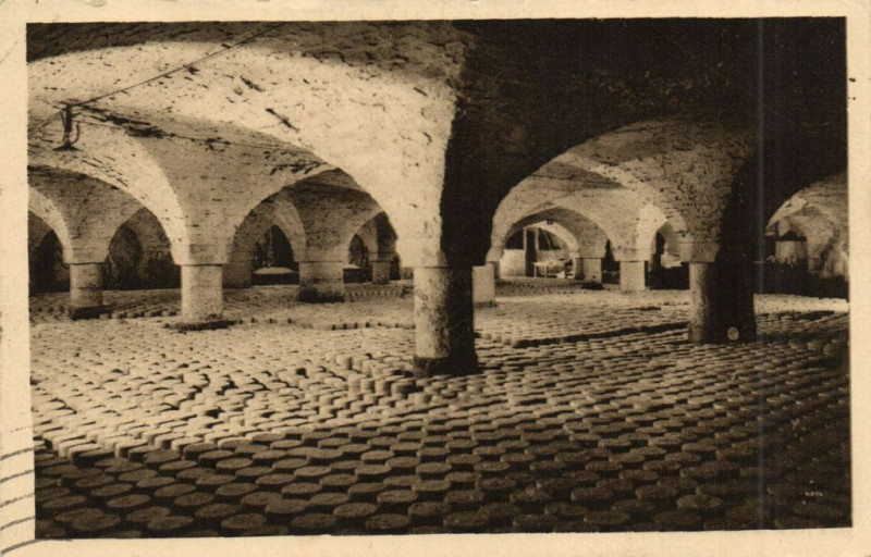 Carte postale ancienne Roquefort - Caves Basses