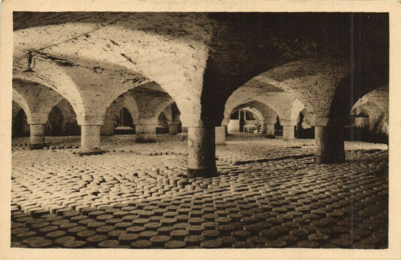 Carte postale ancienne Roquefort - Caves Basses